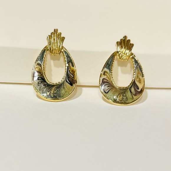 Pierced Ear⬇️ PriceDrop$💗Elegant CAs USA Gen Stamp Queen's Enamel Goldtone - Picture 2 of 7